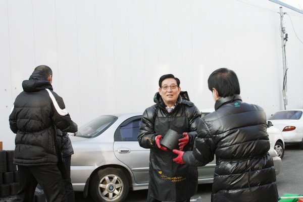 사랑의 연탄나르미 자원봉사 활동에 참여한 공단 홍성환 이사장